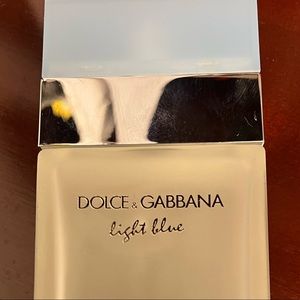 Great summer scent. Light and breezy.